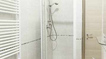 Een douche, een haardroger, een bidet, handdoeken