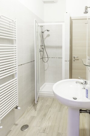 Douche, sèche-cheveux, bidet, serviettes fournies