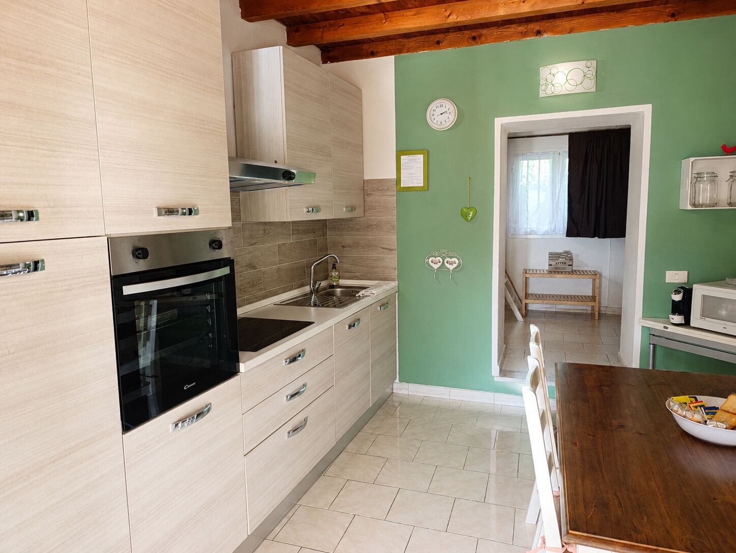 Frigorifero, microonde, forno, piano cottura