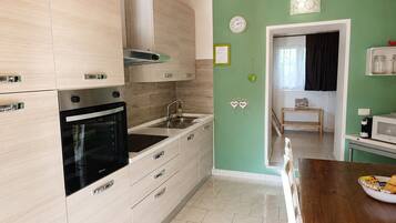 Frigorifero, microonde, forno, piano cottura