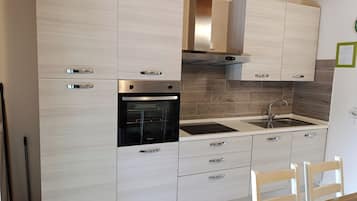 Een koelkast, een microgolfoven, een oven, een kookplaat