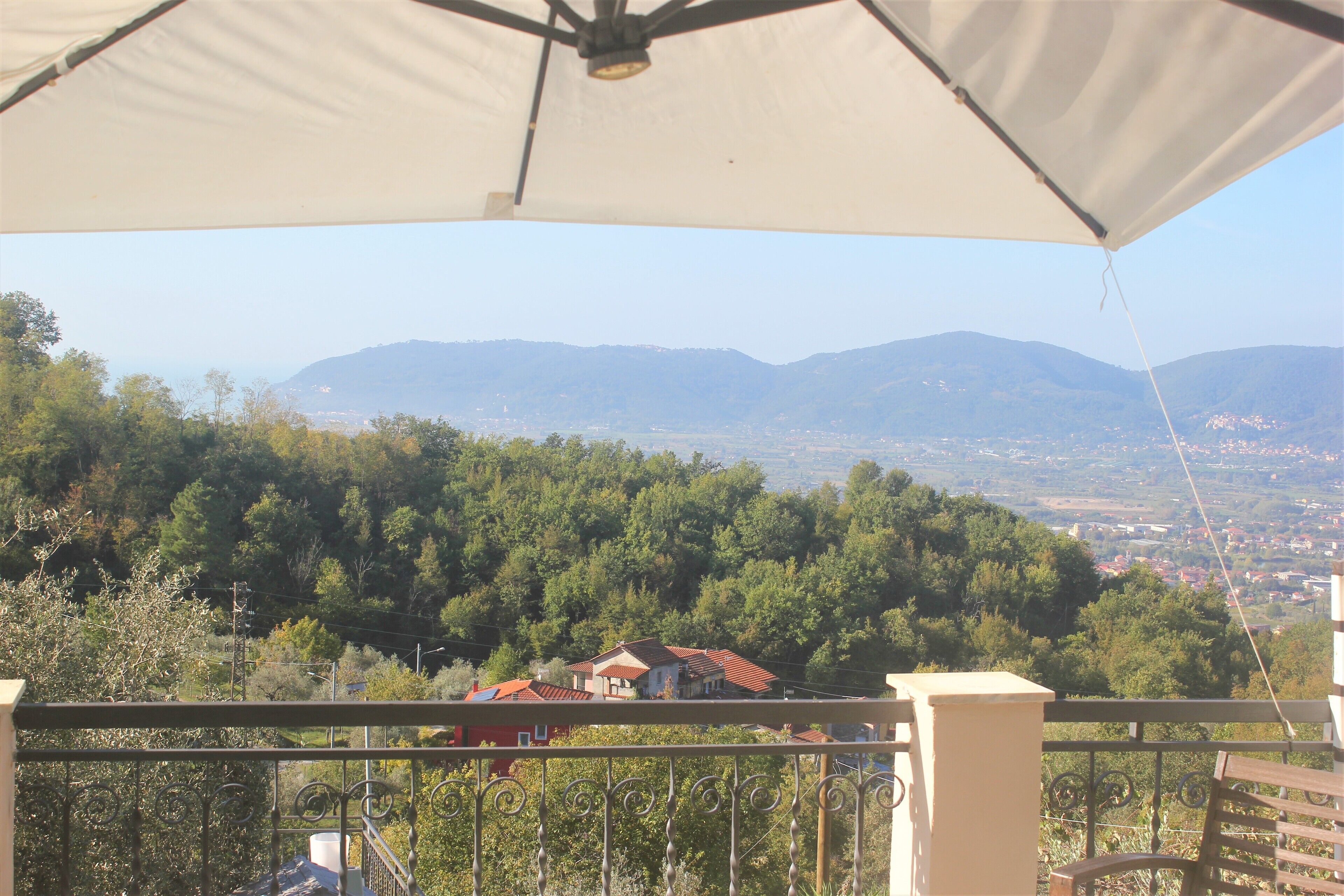 Un balcon avec vue sur la ville et les montagnes.