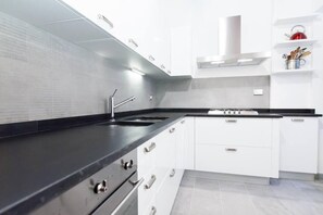 Microondas, horno, placa de cocina, lavavajillas