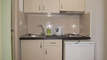 Familie studio, uitzicht op zee | Privékitchenette | Een koelkast, een waterkoker