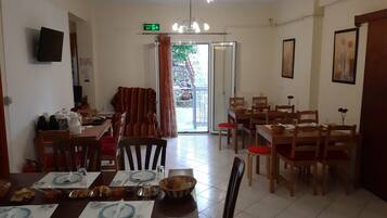 TĂ€gliches inbegriffenes kontinentales FrĂŒhstĂŒck