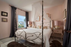 2 bedrooms, in-room safe, iron/ironing board, travel cot - Amazing penthouse apartment within 3 minutes walk of Puerto Banus. (Marbella)