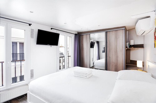 Paris 2nd Rooftop · 130m² Private Terrace · Eiffel & Sacré-Cœur View · 8p