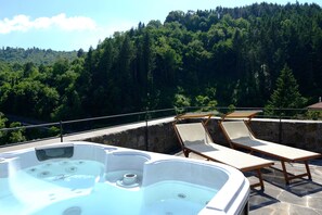 Outdoor spa tub - Medieval Tower Lungarno perfect location for inlove (Pratovecchio)