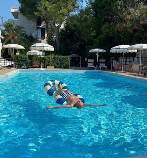 Piscine extérieure (ouverte en saison)