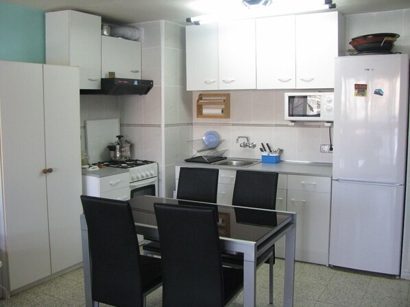 Een koelkast, een magnetron, een oven, een kookplaat