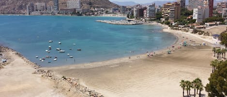 Nær stranden, solsenger og strandhåndklær