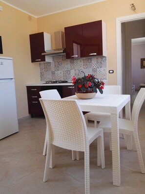 Refrigerador, horno, placa de cocina, cafetera/tetera