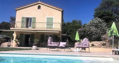 Villa 8 pers, 3 chambres, piscine. Vue dégagée. Plages à 15 minutes, au calme.