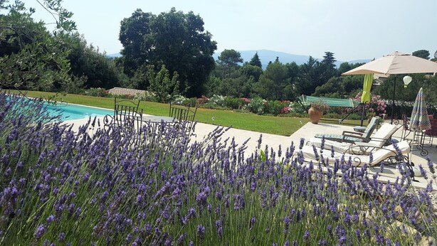 A pool area with a garden and outdoor seating. - Villa 8 people, swimming pool. Open view. Beaches 15 mins away, quiet. (Roquefort-Les-Pins)