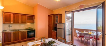 LEMON HOUSE: house with spectacular views only 150 meters from the sea