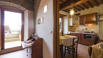 Frigorifero, microonde, forno, piano cottura