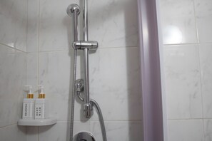 Dusche, Haartrockner, Bidet, Handtücher