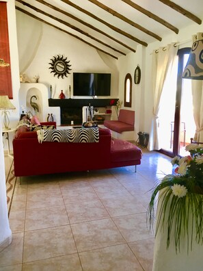 Smart-TV, peis og bøker