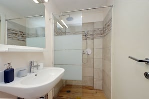 Duschwanne, Haartrockner, Bidet, Handtücher