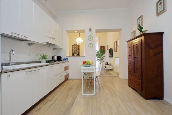Frigorifero, microonde, forno, piano cottura