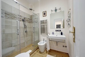 Combinazione doccia/vasca, asciugacapelli, bidet, asciugamani