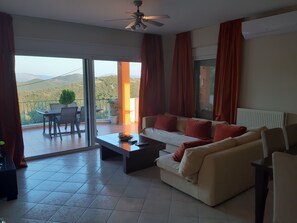 Departamento Deluxe, 2 habitaciones | Área de sala de estar | Televisión de pantalla plana 