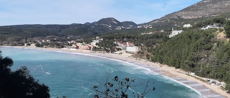 In Strandnähe, weißer Sandstrand, 7 Strandbars