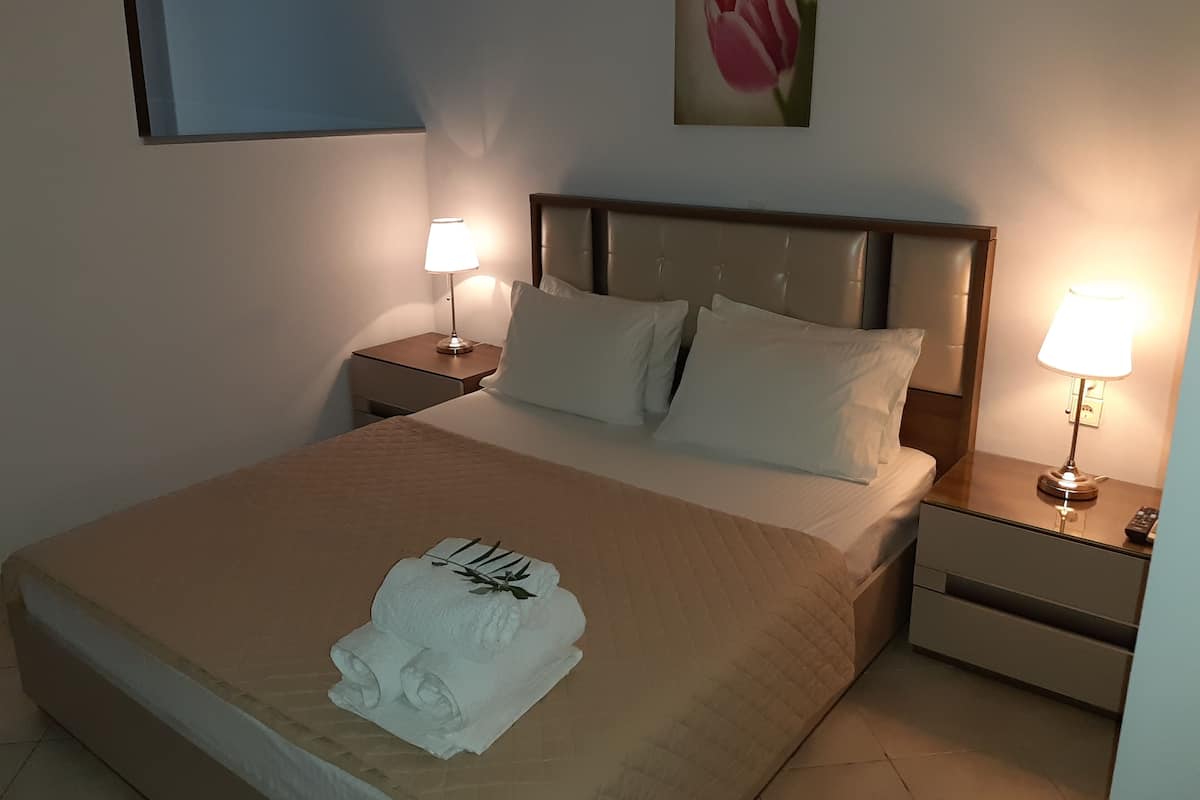 Chambre triple de base, 1 grand lit et 1 canapé-lit | 2 chambres, coffre-fort, décor unique, ameublement unique