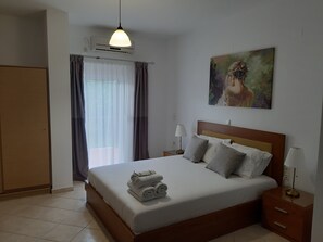 Quarto quádruplo básico | 2 quartos, cofres nos quartos, individualmente decorados