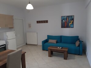 Condo básico, 2 quartos | Área de estar | TV de tela plana