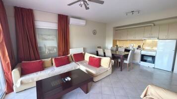 Deluxe appartement, 2 slaapkamers | Woonruimte | Flatscreentelevisie