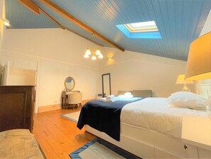 3 chambres, bureau, fer et planche à repasser, lit parapluie