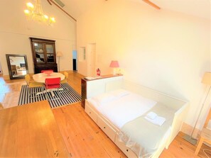 3 habitaciones, escritorio y tabla de planchar con plancha 