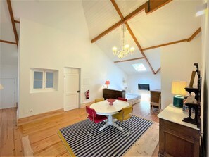 Dining - Spacious Apartment with views (Porto)