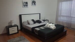3 chambres, fer et planche à repasser, Wi-Fi, draps fournis