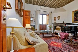 TV, fireplace - Daphne Terrace  Penthouse Suite (Roma)