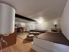 2 soverom, skrivebord, strykejern/-brett og wi-fi (inkludert)