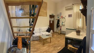 2 slaapkamers, een bureau, een strijkplank/strijkijzer, gratis wifi