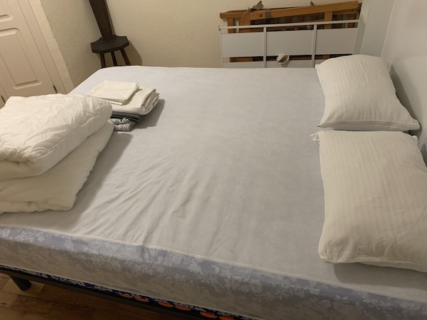 2 habitaciones, escritorio, tabla de planchar con plancha y wifi gratis 