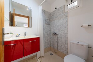 Dusche, Haartrockner, Handtücher, Toilettenpapier