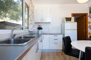Fridge, microwave, stovetop, coffee/tea maker