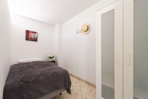 2 bedrooms, travel crib, free WiFi, bed sheets