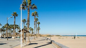 A coastal promenade with palm trees, benches, and a clear sky. - ApartUP Patacona Terrace Duplex II (Alboraya)