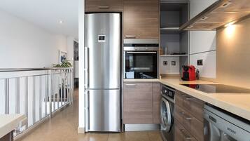 Een koelkast, een magnetron, een oven, een vaatwasser