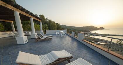 Apartment im äolischen Stil mit einem Schlafzimmer und einer großen Terrasse mit Meerblick