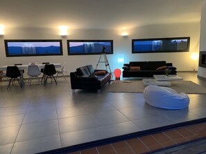 Fernseher, Kamin, DVD-Player, Bücher