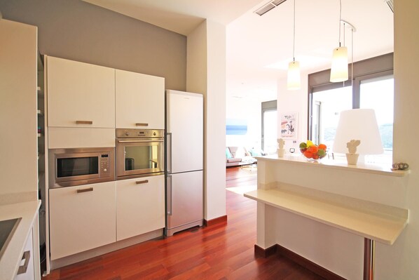 冷蔵庫、電子レンジ、オーブン、食器洗い機