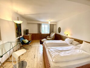 2 bedrooms, iron/ironing board, travel cot, free WiFi