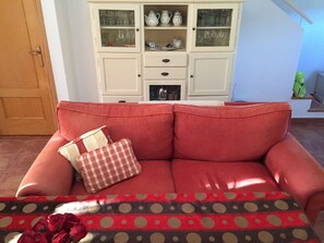 Smart-TV, Kamin, DVD-Player, Bücher