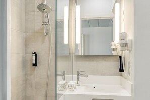 Chambre Double, 1 grand lit | Salle de bain | Douche, articles de toilette gratuits, sèche-cheveux